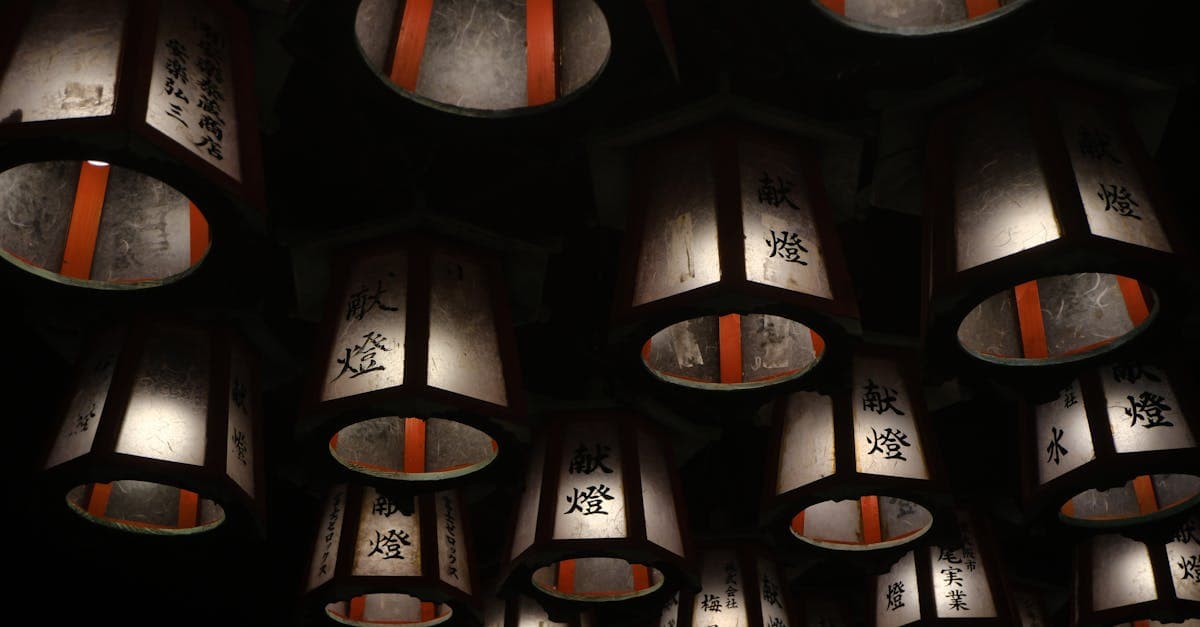 日本から5万円以下で行ける海外旅行 安い国の旅立ちを象徴する白浜の伝統的な提灯の幻想的な灯り