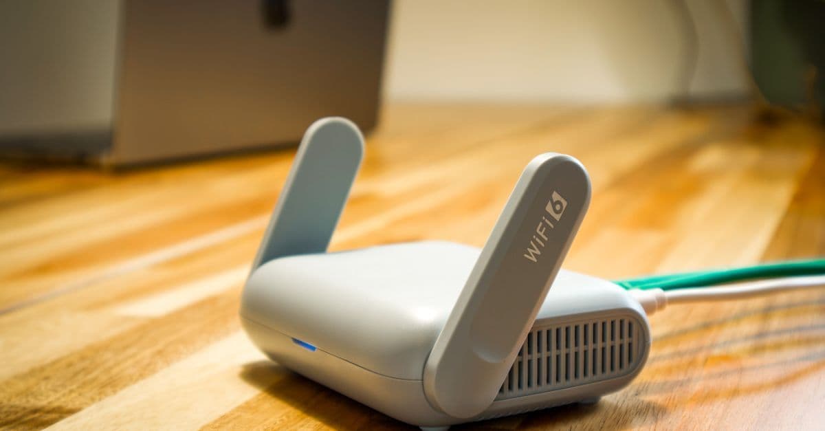 Router WiFi 6 con antenas sobre una mesa de madera, representando la autonomía real del wifi portátil.