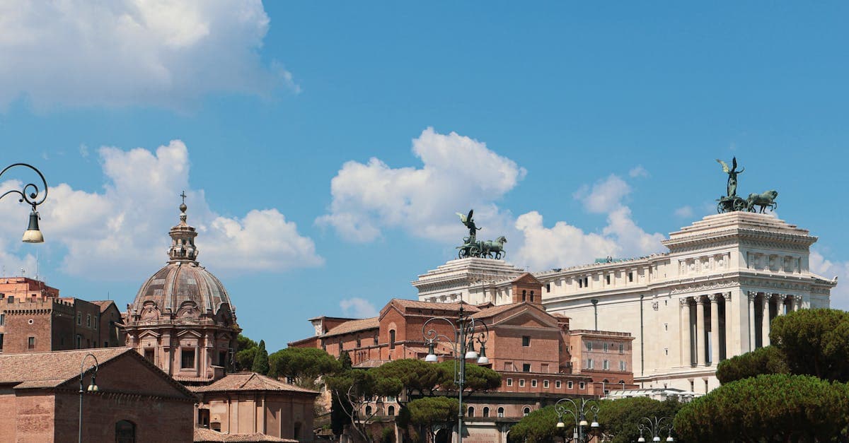 Edifici storici iconici di Roma con cielo azzurro limpido, città ideale dove trovare lavoro all'estero