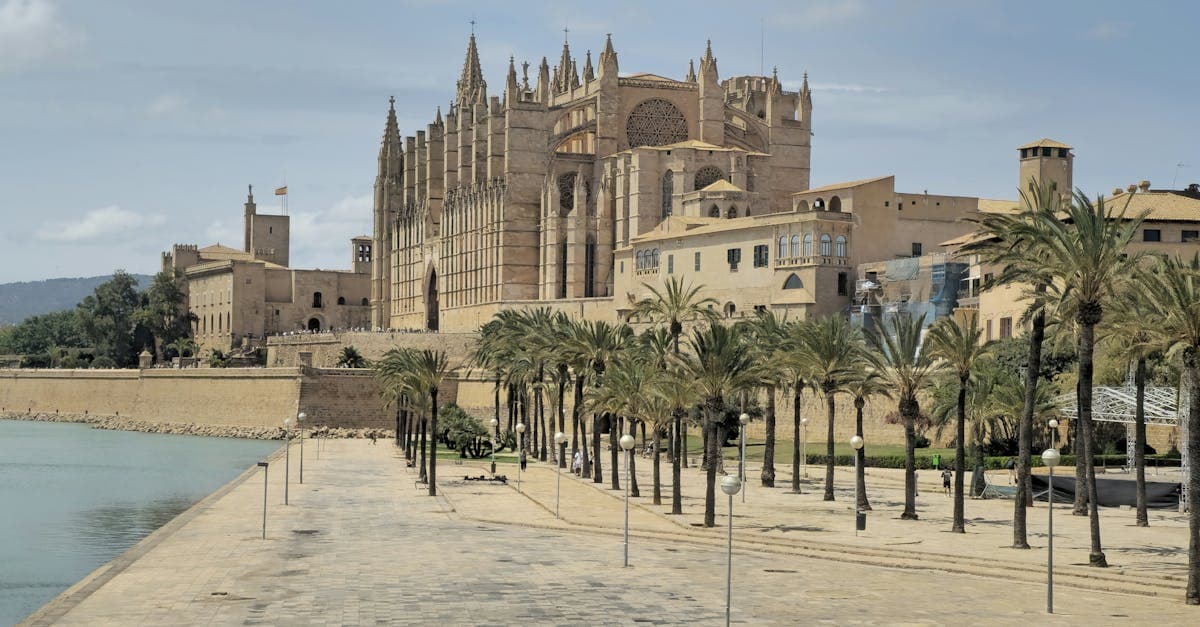Palmas katedral och strandpromenad i solsken – packningslista för Mallorca väder säsong för säsong