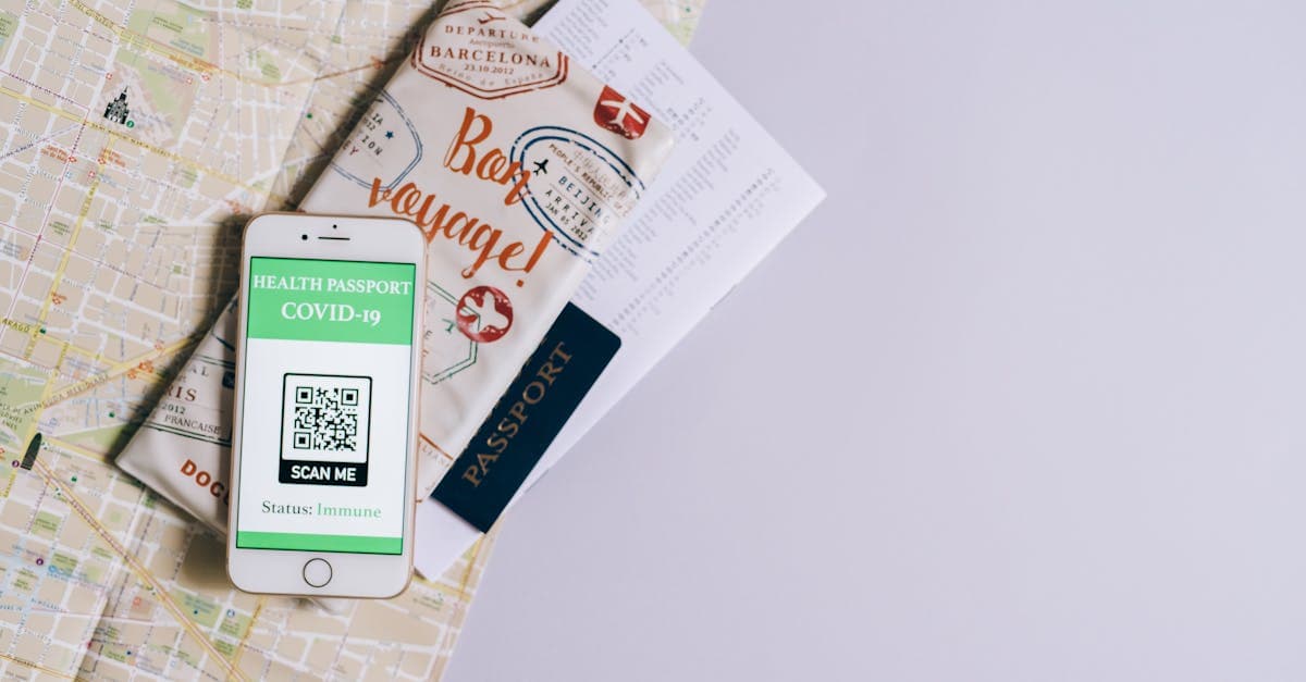 Smartphone mit digitalem Gesundheitspass und Reisedokumenten auf einer Landkarte – Reise-Checkliste für Dokumente und Finanzen