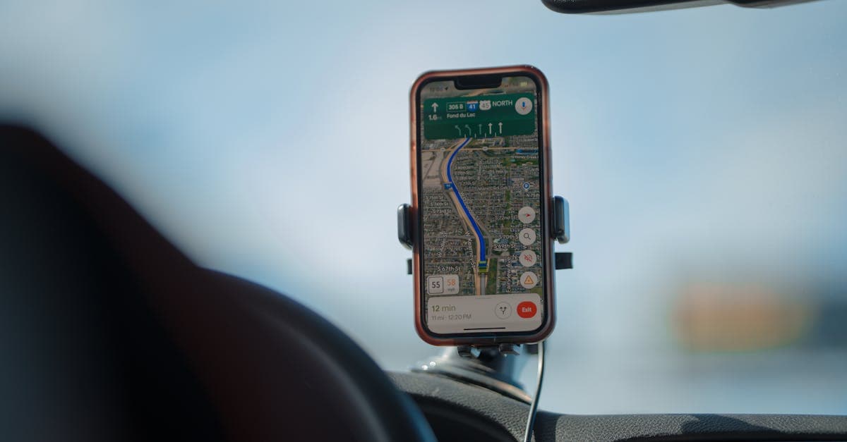Smartphone con app di navigazione GPS sul cruscotto dell'auto, strumento essenziale per restare connessi in road trip