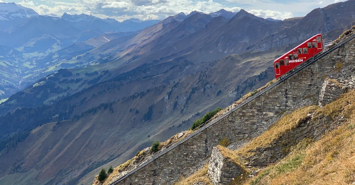 Niesen-Standseilbahn erklimmt die steilen Schweizer Alpen unter strahlend blauem Himmel – typisches Bucket-List-Abenteuer.
