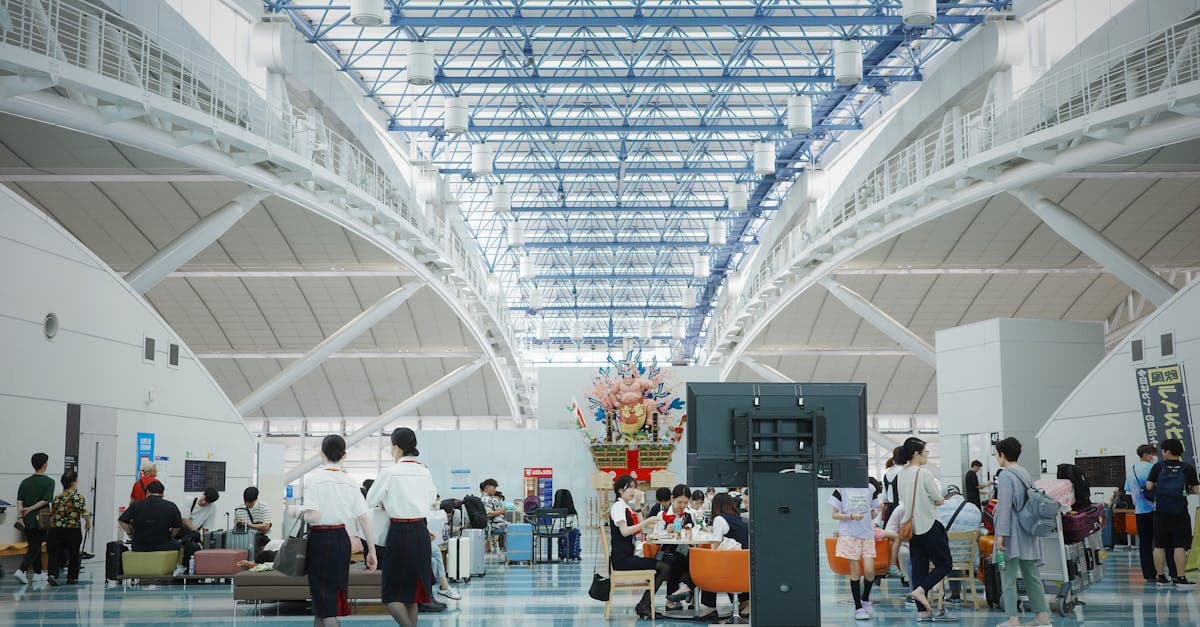 仁川国際空港での韓国入国審査エリアに向かう旅行者で賑わう広々としたロビー