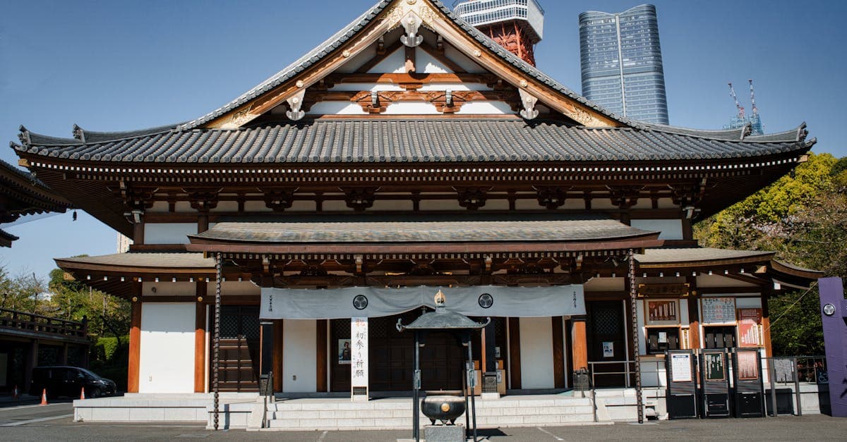 Il tempio Zojoji con la Tokyo Tower sullo sfondo, tra storia antica e modernità della megalopoli