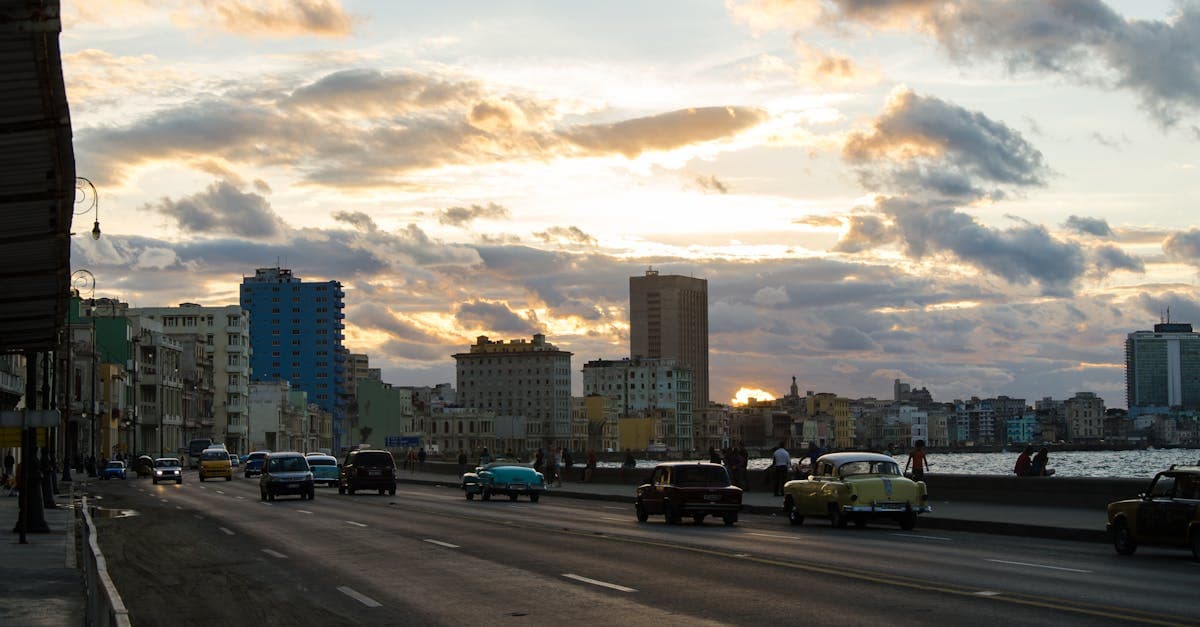 Voitures classiques sur le Malecón de La Havane au coucher du soleil, ambiance authentique de Cuba pas cher