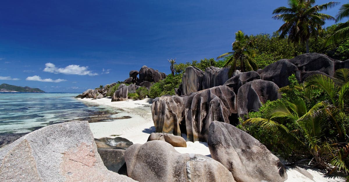 تكوينات صخرية جرانيتية مذهلة في لا ديغ بسيشيل، إجابة بصرية على سؤال أفضل شهر لزيارة سيشيل