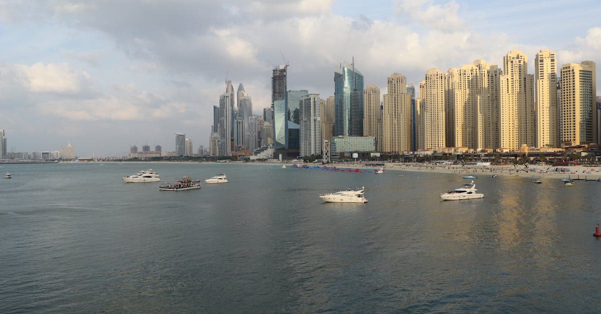 Dubai Marina con grattacieli di lusso e yacht ancorati nella stagione ideale per fare il bagno
