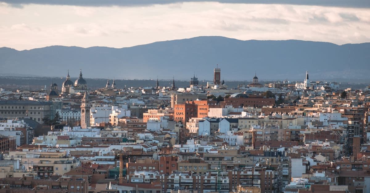 Tiempo en París por meses: temperaturas, lluvia y cuándo ir en 2026 - guía de viaje y consejos sobre eSIM de HelloRoam