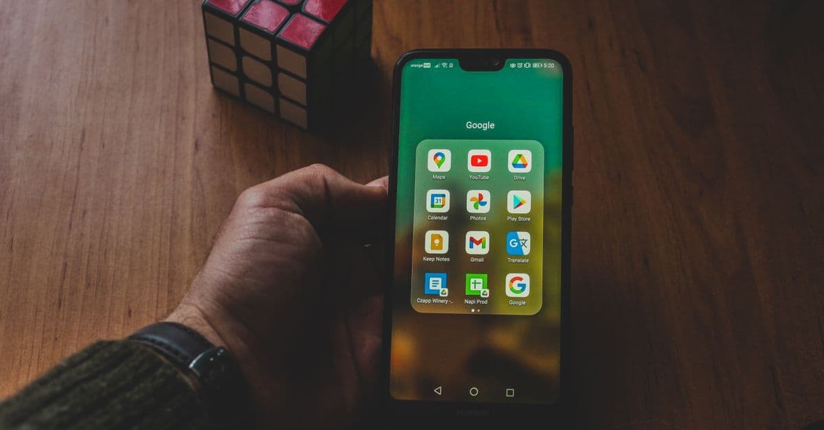 海外出張中にGoogle Apps Scriptを活用するため、スマートフォンのアプリを操作するビジネスパーソンの手元