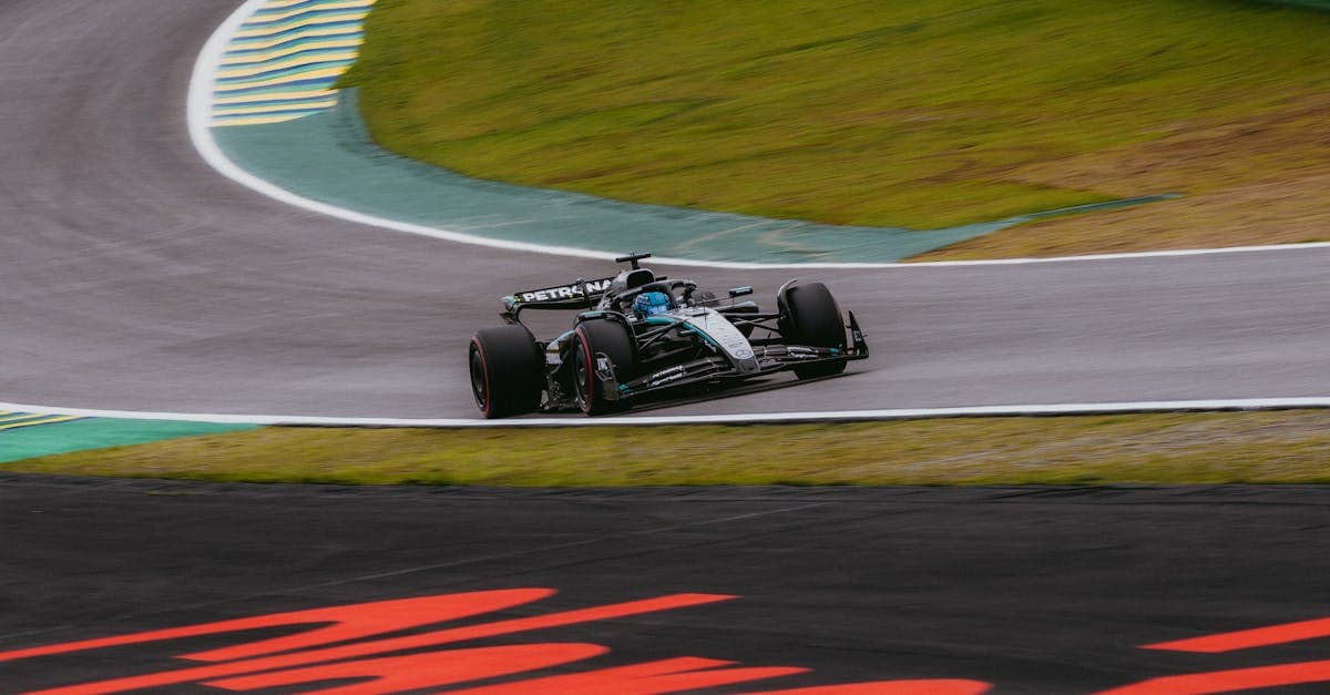 Monoposto di Formula 1 in curva sul circuito di Interlagos, in attesa del GP d'Italia a Monza nel 2026.