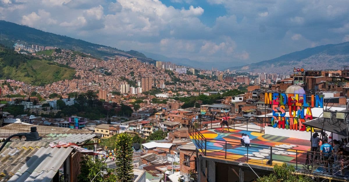 Vista panorámica del vibrante paisaje urbano de Medellín y sus montañas, destino clave en los vuelos a Colombia