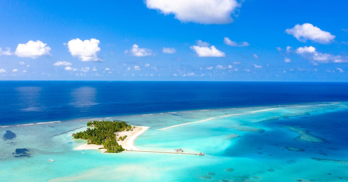 Luftaufnahme einer maledivischen Insel – wann ist die beste Reisezeit Malediven für Budgetreisende?