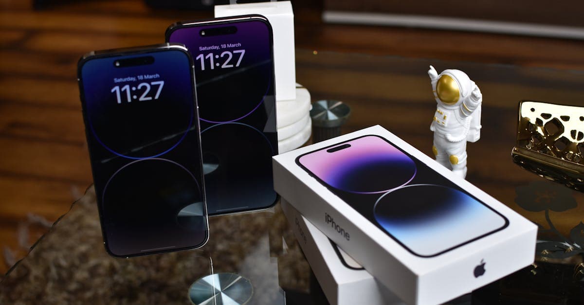 反射する台の上のiPhone 14 Pro Maxと宇宙飛行士フィギュア、サインアウトせずにiphone 初期化した際のリスクを示す