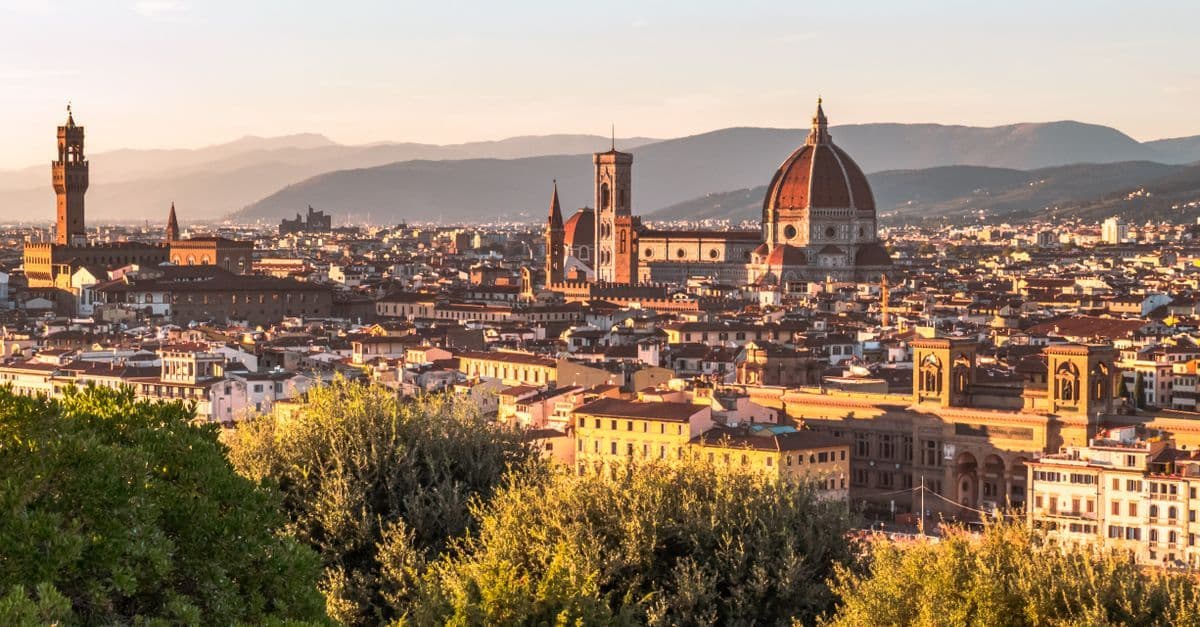 Sonnenuntergang über Florenz mit dem Duomo und der toskanischen Landschaft beim Italien Urlaub.