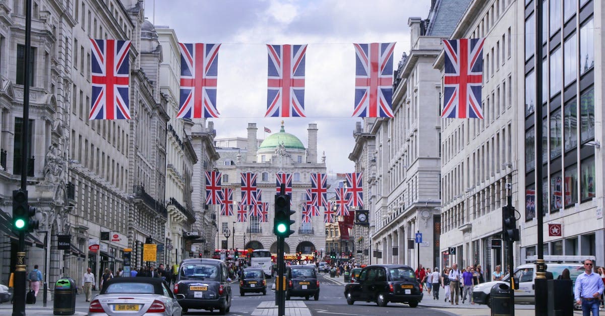 ユニオンジャックが飾るロンドンの歴史的な街並みと賑やかな都市生活の風景