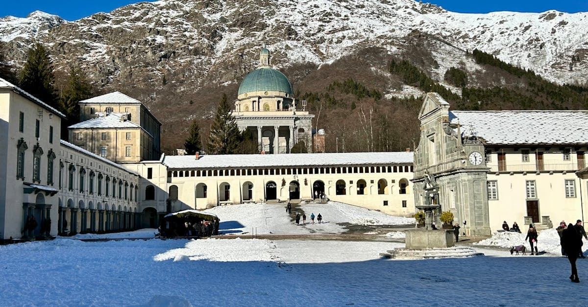 Sanctuaire d'Oropa sous un ciel bleu limpide au Piémont, ville-hôte du calendrier du programme JO 2026
