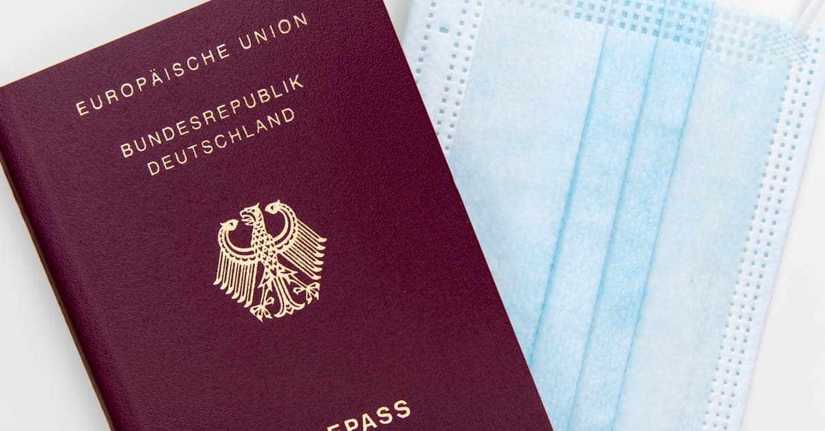 Deutscher Reisepass neben einer Mund-Nasen-Schutzmaske