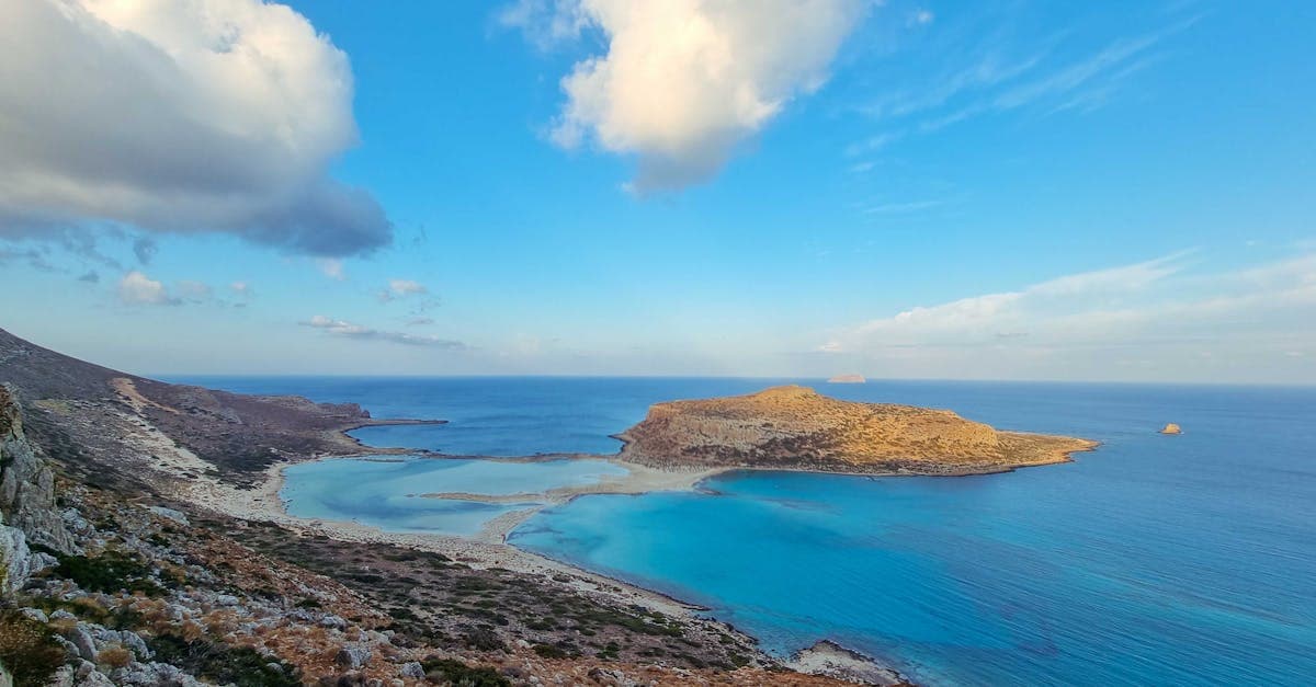 Turkisblåt vand ved Balos Lagune illustrerer hvordan kreta vejr varierer dramatisk fra måned til måned