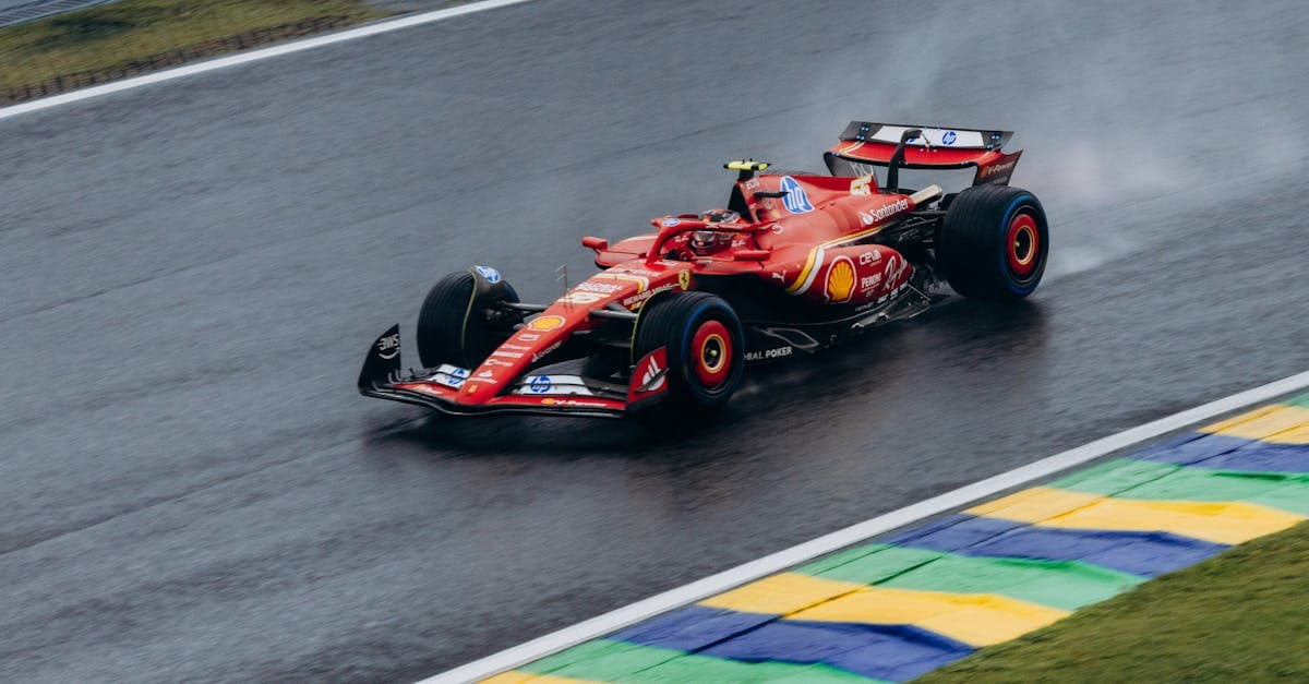 2026年F1新レギュレーション時代に挑むフェラーリマシンがインテルラゴスの雨のコースを力強く疾走する
