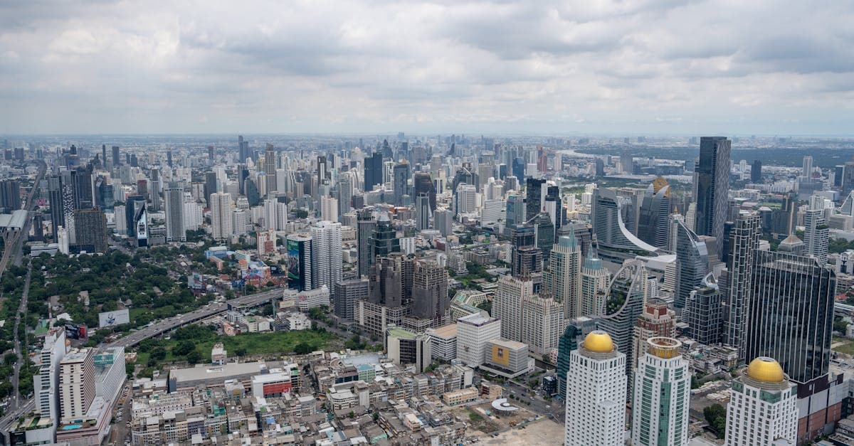 สกายไลน์กรุงเทพฯ thailand rainy season ท้องฟ้าครึ้มและสถาปัตยกรรมสมัยใหม่เหนือเมือง