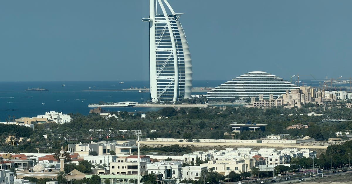 Luchtfoto van Dubai met Burj Al Arab en kustlijn, ideaal reisdoel met goede internetverbinding en eSIM.