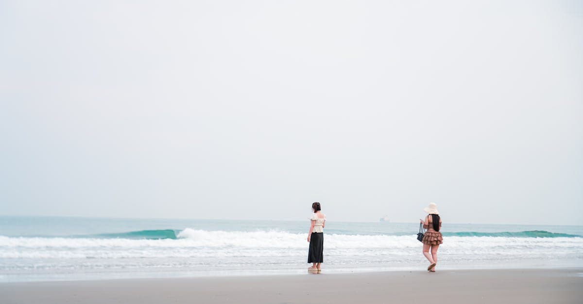夏の海辺をのんびり歩く二人の女性、女一人旅おすすめ1位の人気ビーチリゾート