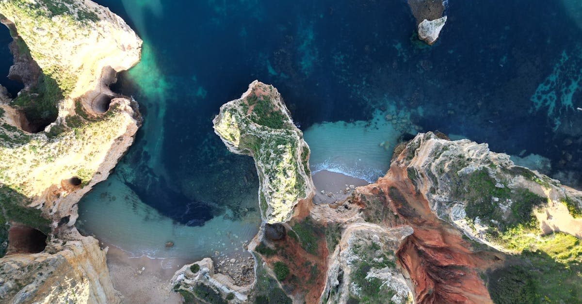 Vista aérea das falésias do Algarve a separar o Barlavento do Sotavento, Portugal
