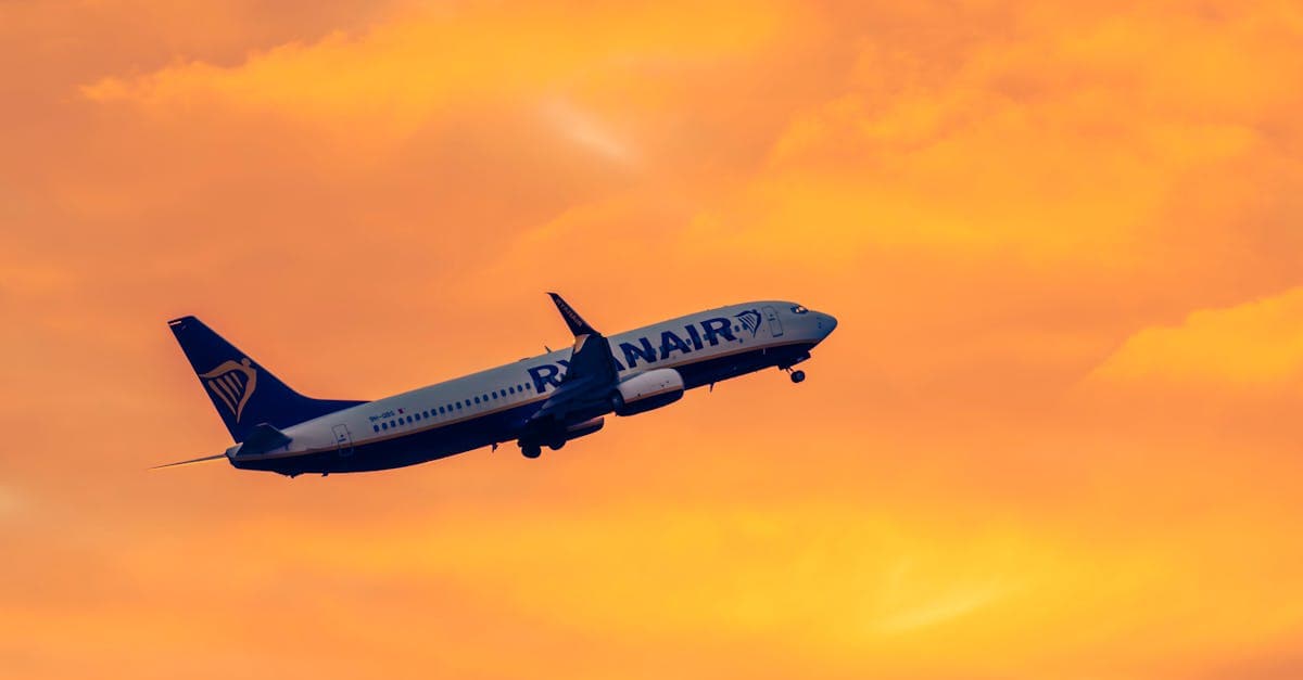 Samolot linii lotniczych startuje o zachodzie słońca – jeden ze sposobów dotarcia do Pragi z Polski