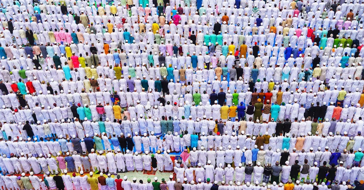 Gran congregación de musulmanes con vestimenta tradicional rezando juntos en Howrah, India