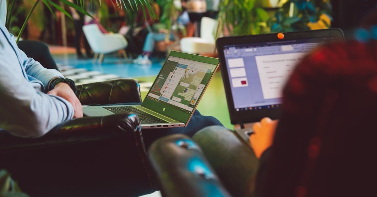 Dwie osoby pracują na laptopach – jak zapewnić sobie internet za granicą bez przerw