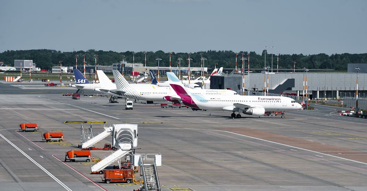 Travl dag på Hamburg Airport med flere fly parkeret ved terminalen i solskin