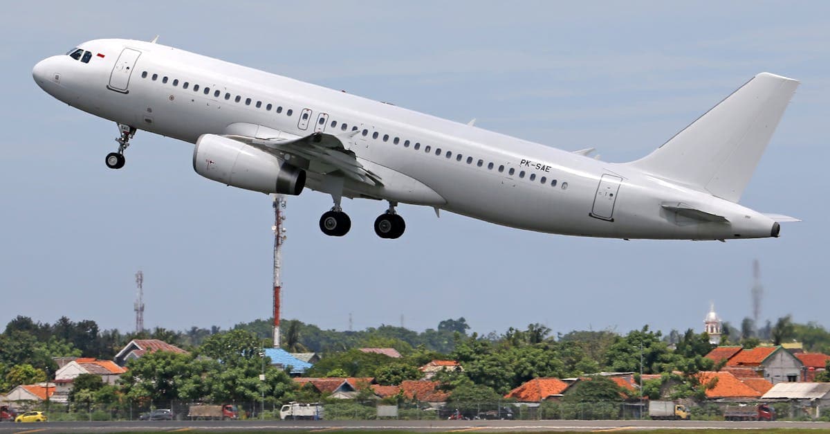 Pesawat komersial lepas landas dari bandara, simbol perjalanan yang dilindungi asuransi perjalanan.