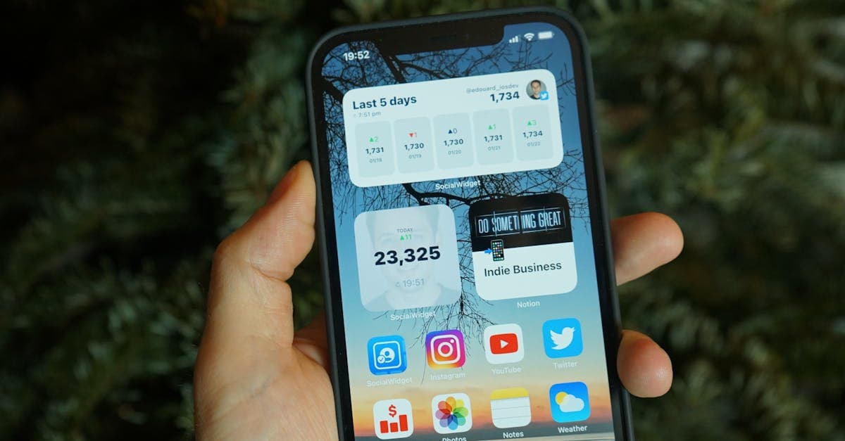 Smartphone mit Wetter-Apps – mit travel eSIM das Wetter Kreta unterwegs jederzeit im Blick behalten