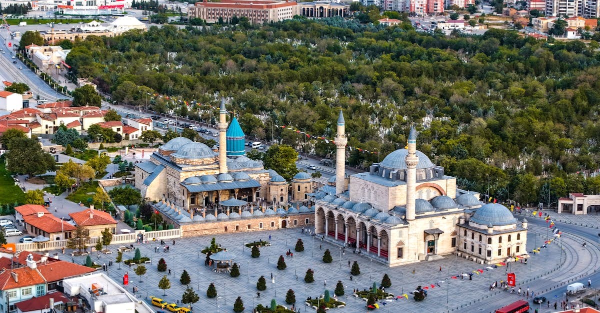Det ikoniske Mevlana Museum i Konya omgivet af grønne træer – tyrkiet vejr er bedst om foråret og efteråret