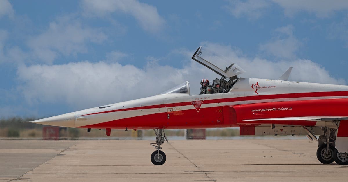 Nahaufnahme eines Schweizer Militärjets auf der Startbahn mit Piloten – Zeugnis der militärischen Wurzeln der Patrouille des Glaciers