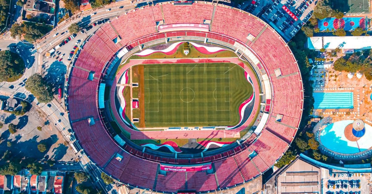 Vista aérea del estadio con grama verde y tribunas coloridas, escenario de los Cañoneros de Mazatlán