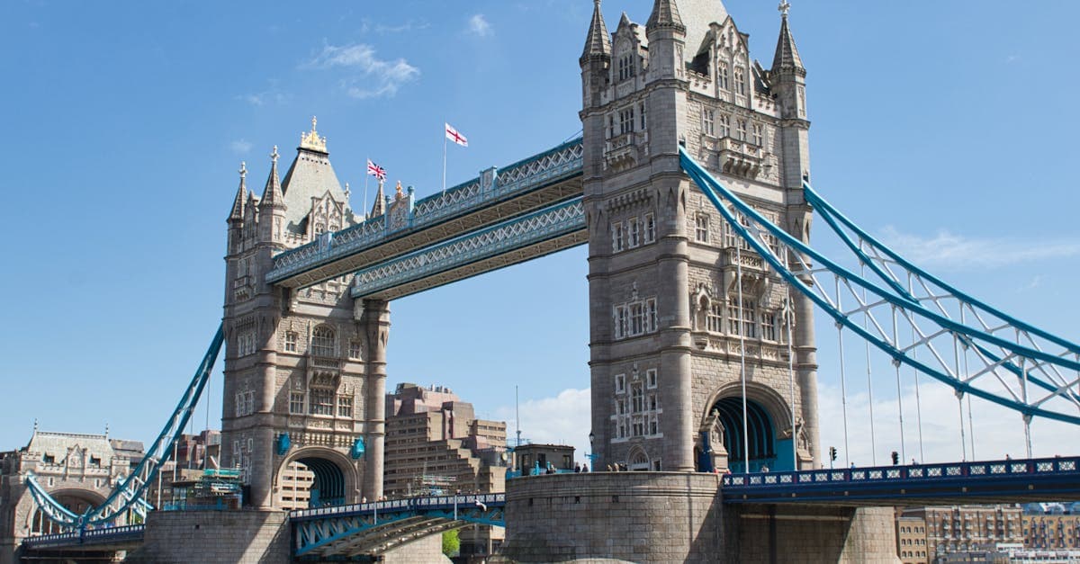 ロンドン 観光のシンボル的存在、青空を背景にしたタワーブリッジの堂々たる全景