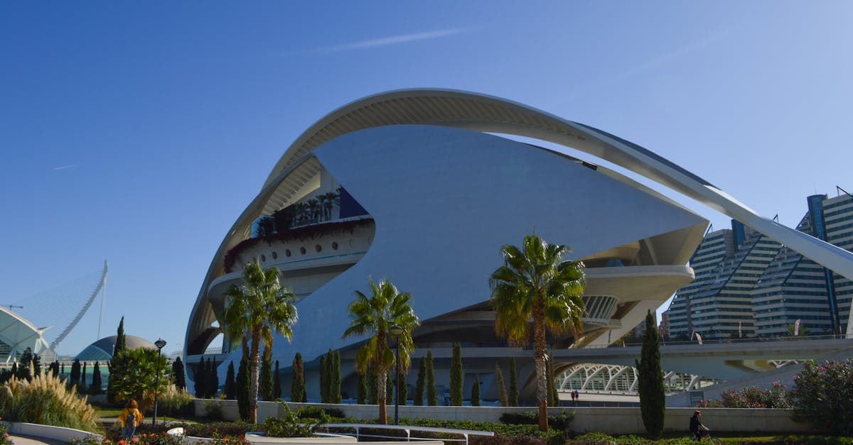 Palau de les Arts de Valencia rodeado de jardines y palmeras, sede del Gran Premio de MotoGP 2026