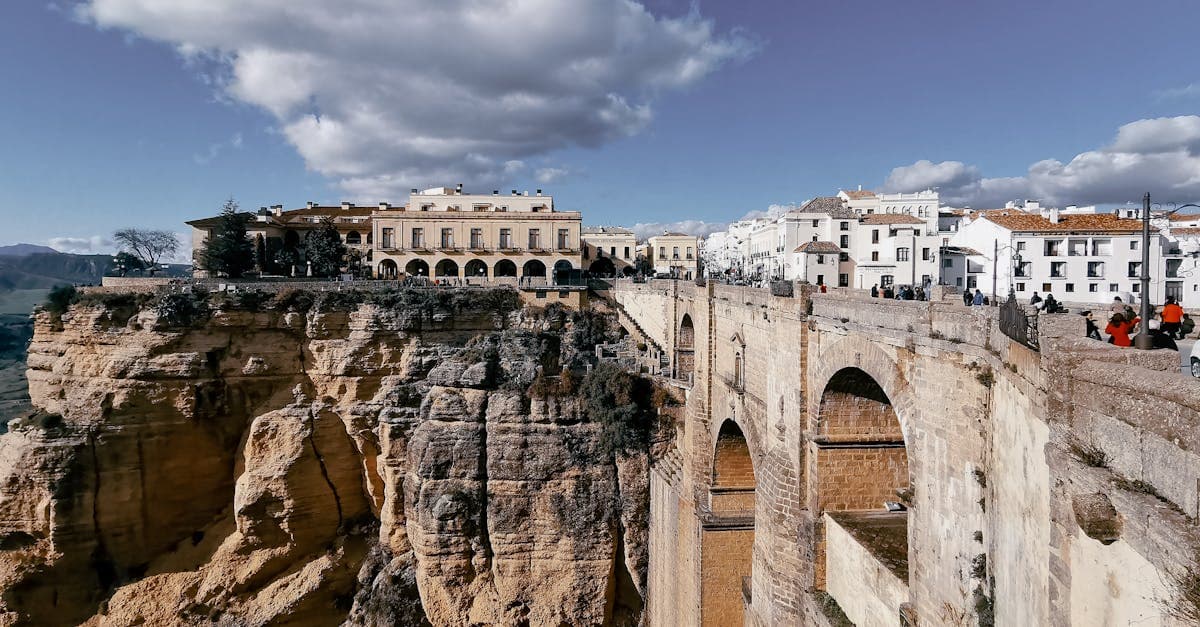 Puente Nuevo de Ronda sobre el impresionante desfiladero, ideal para planificar el presupuesto en destinos baratos de Europa