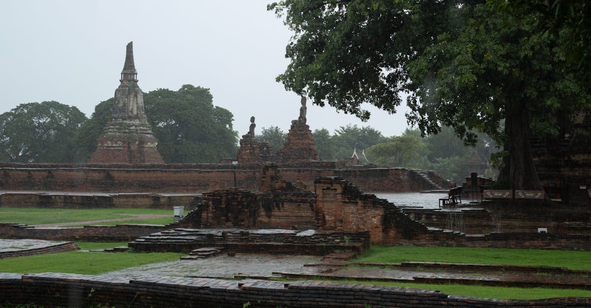 ซากวัดโบราณไทย thailand rainy season ท่ามกลางสายฝนสะท้อนความเก่าแก่และศิลปะไทย