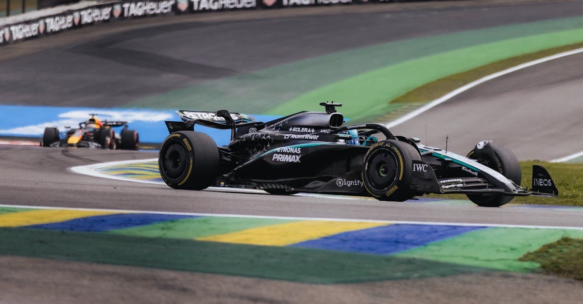 Vetture di Formula 1 in gara a Interlagos, simbolo del nuovo motore ibrido f1 2026 e carburante sostenibile.