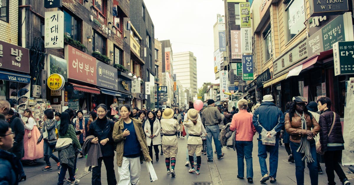 한국 도심 거리에서 스마트폰을 사용하는 여행객, 해외 유심의 단점과 주의사항을 출발 전 미리 파악하세요