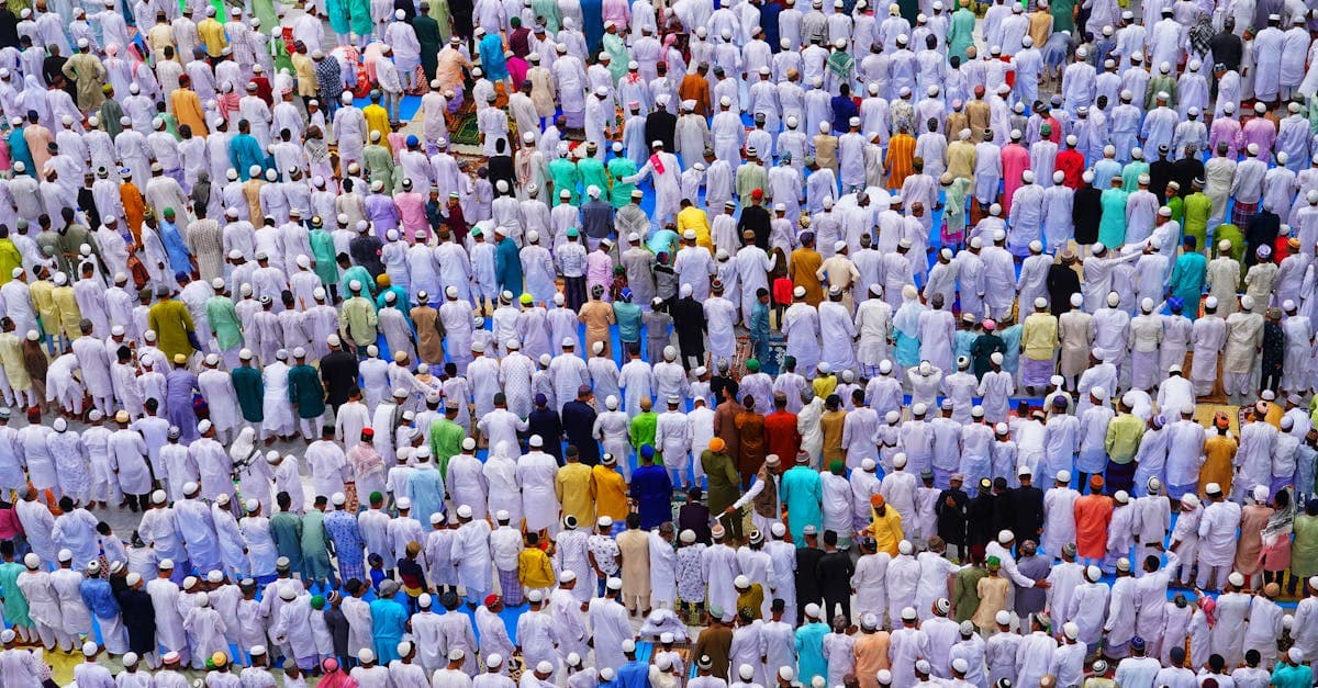 Multitud reunida en ropa tradicional durante los rezos del Eid al Fitr 2026 vistos desde el aire