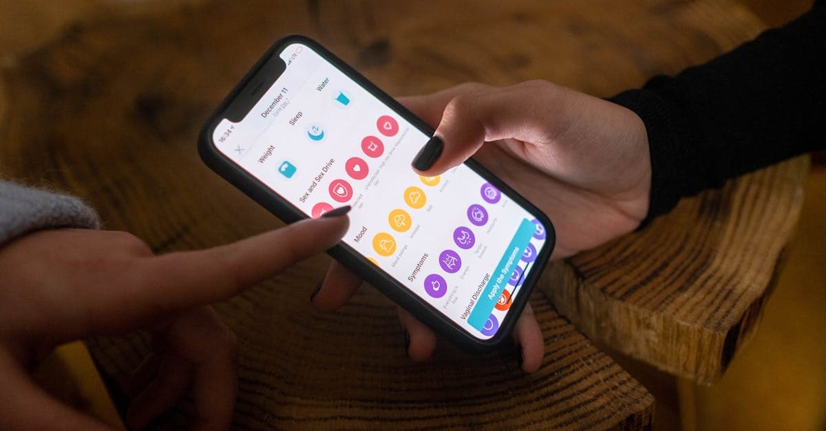 Hände halten Smartphone mit Travel-eSIM-App – einfache Bedienung beim hello roam vs travel eSIM Test.