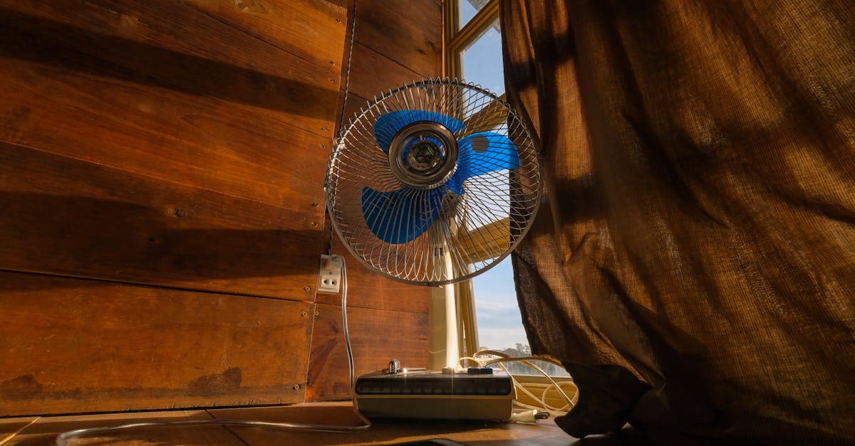 Elektrischer Ventilator und Smartphone im Sonnenlicht – wann lohnt sich eine mobile Klimaanlage wirklich?