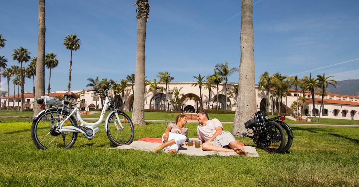 Couple picnicking in a sunny park, representing Hello Roam's transparent and affordable UK travel eSIM for US visitors