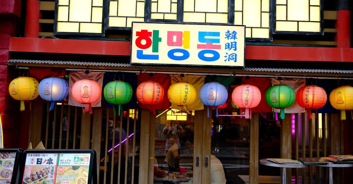 カラフルな提灯で彩られたレストランの入口、韓国ソウルの名物料理を楽しめるアジア料理店の外観