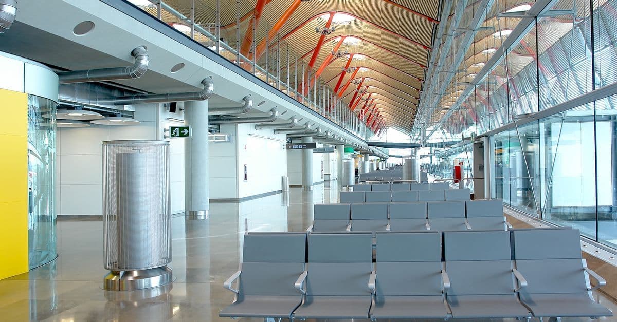 Überdachter Direktgang zwischen Flughafenterminal und NH Vienna Airport Conference Center ohne Außenweg.