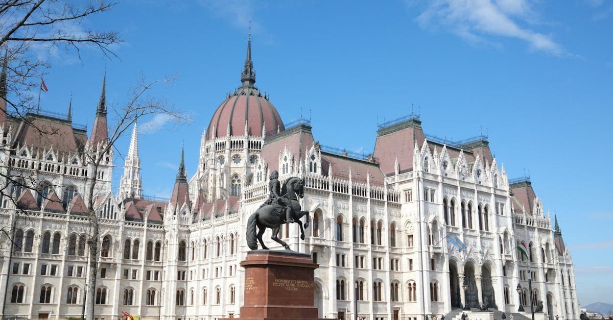 Budapest Sehenswürdigkeiten wie das Parlamentsgebäude lassen sich mit einer Travel-eSIM problemlos erkunden
